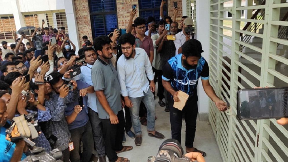 শিক্ষার্থীরা এখন শ্রেণিকক্ষের চেয়েও আন্দোলনে বেশি মনোযোগী