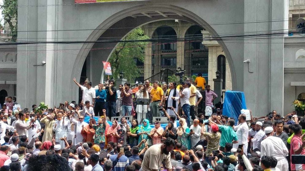 দাবির শহরে পরিণত ঢাকা, আলোচনাকেই প্রাধান্য দিতে হবে