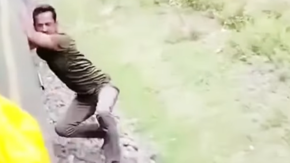 চলন্ত ট্রেনের দরজার বাইরে ঝুলে ছিলেন ৫ মিনিট, নেপথ্যে যা জানা গেল