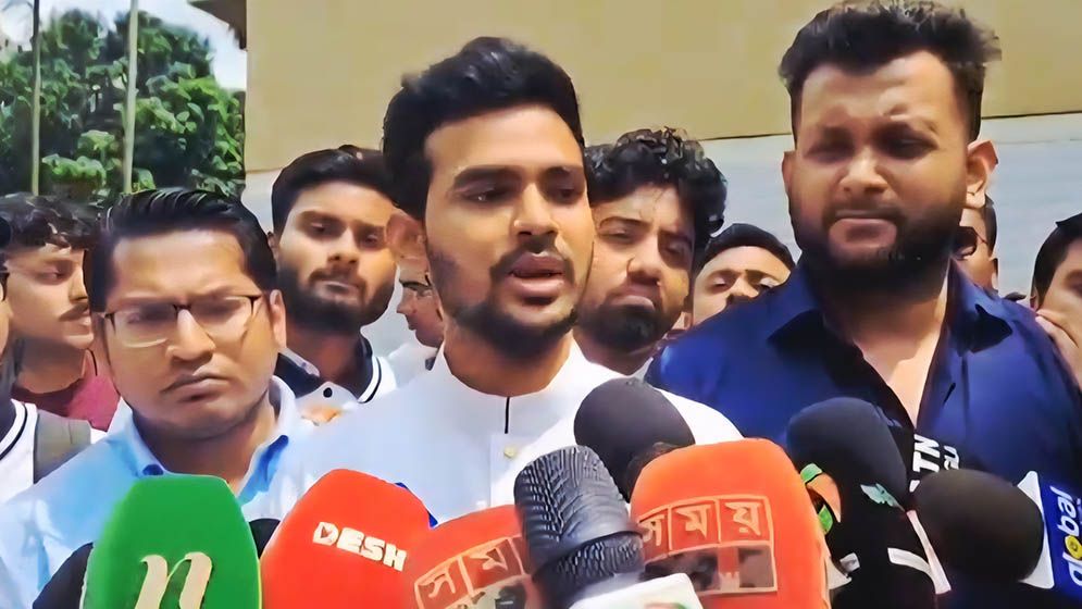 ইশরাকের মেয়র হওয়া না হওয়ার সিদ্ধান্ত আমি একা নিচ্ছি না: উপদেষ্টা আসিফ