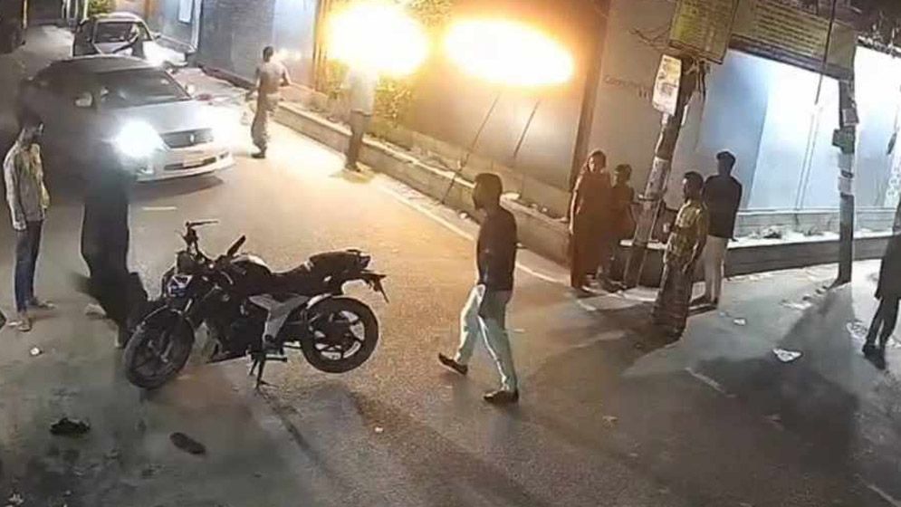 সেন্ট্রাল রোডে যুবককে প্রকাশ্যে কোপানোর ভিডিও ভাইরাল