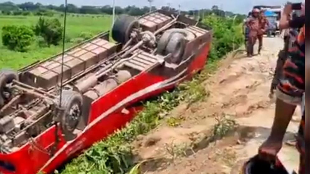 ওভারটেক করতে গিয়ে বাস খাদে