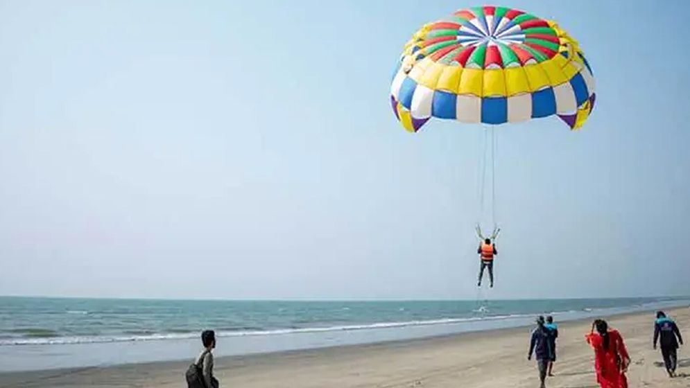 প্যারাসেইলিং থেকে ছিটকে সৈকতে পড়লেন দম্পতি