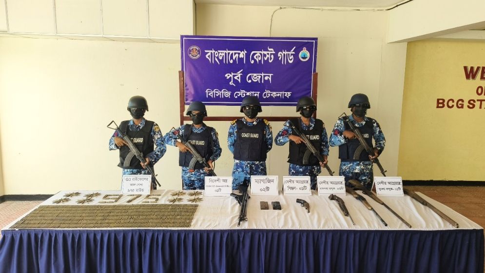 টেকনাফে রাইফেল-পিস্তলসহ ৯৭৫ রাউন্ড তাজা গোলাবারুদ জব্দ