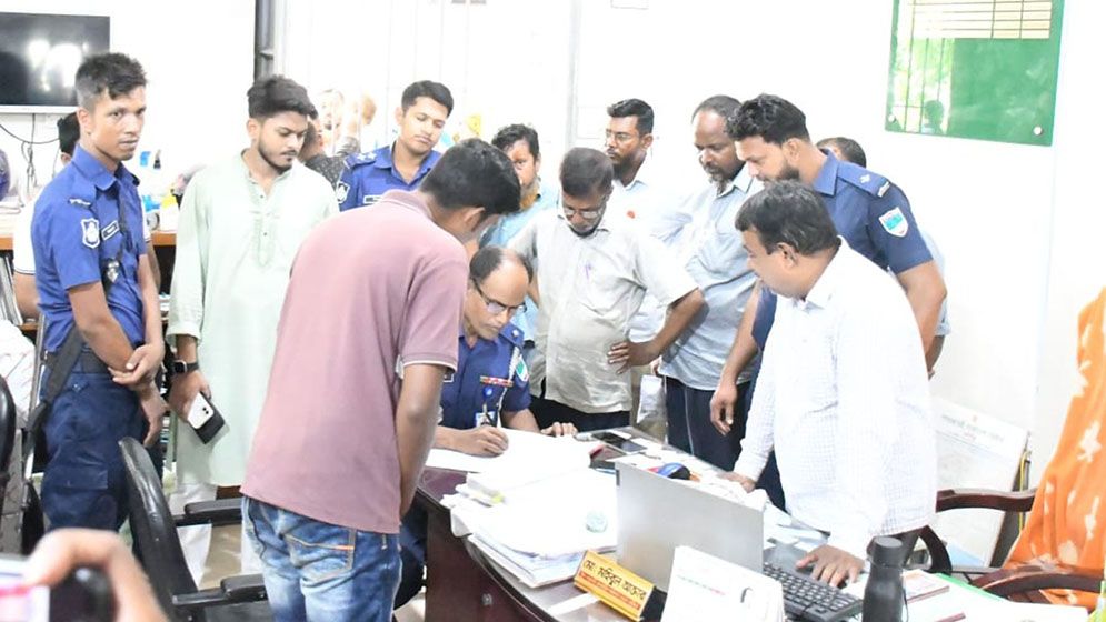 যশোরে প্রতিবন্ধী যুবকের হামলায় ডিসির দুই কর্মচারী আহত