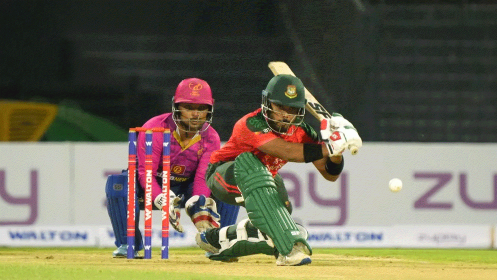 অঘোষিত ফাইনালে টস হেরে ব্যাটিংয়ে বাংলাদেশ