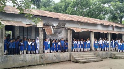 জরাজীর্ণ আধাপাকা স্থাপনায় চলছে পাঠদান
