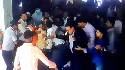 অটো পাশ দাবিতে জাতীয় বিশ্ববিদ্যালয়ের উপাচার্যের ওপর হামলা