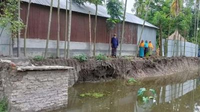 গর্ত খুঁড়ল ভাতিজা, ভেঙে পড়ার উপক্রম চাচার বাড়ি-ঘর