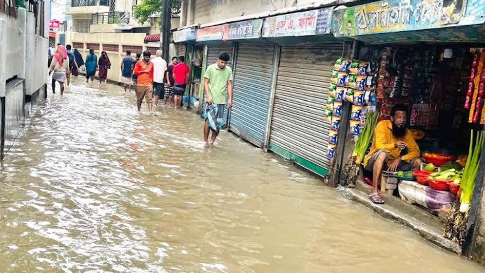 খিলক্ষেতে অল্প বৃষ্টিতেই জলাবদ্ধতা, বিপাকে এলাকাবাসী