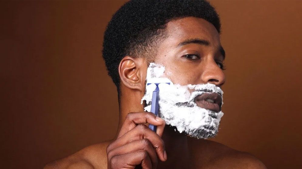 দাড়ি কাটার পরেই ত্বকে জ্বালাভাব দূর করবেন যেভাবে