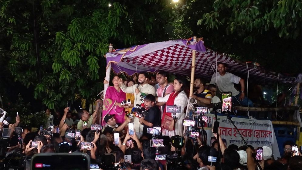 দাবি না মানা পর্যন্ত সড়কে অবস্থান