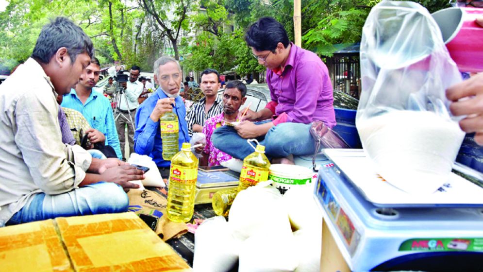 ঈদ উপলক্ষে টিসিবির ৬৯০ ট্রাকে দেশজুড়ে পণ্য বিক্রি শুরু