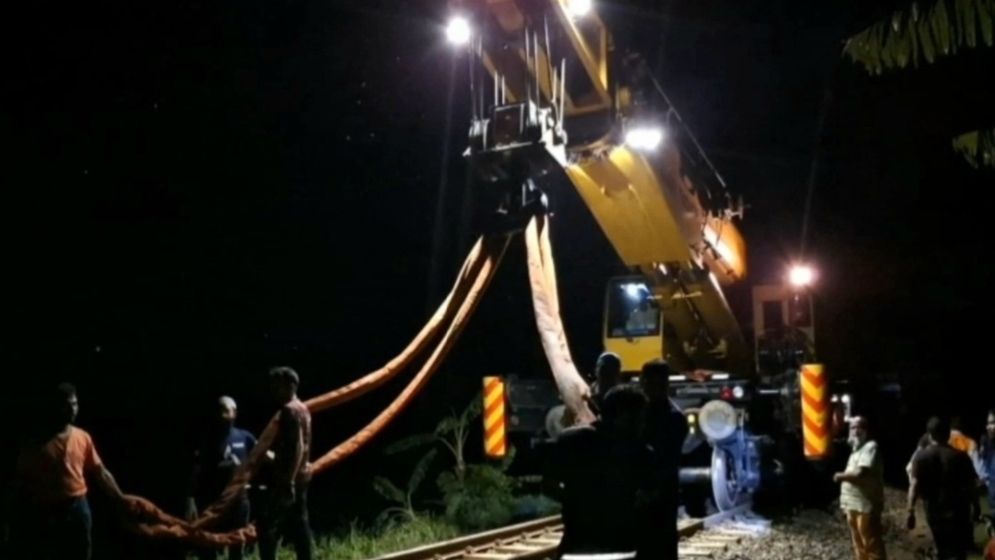 ৭ ঘণ্টা পর জয়পুরহাটে ট্রেন চলাচল স্বাভাবিক