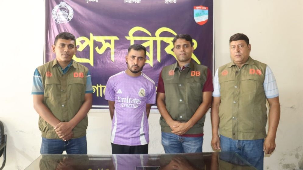 ছবি সংগ্রহ করে বানাতেন আপত্তিকর ভিডিও, যুবক গ্রেফতার