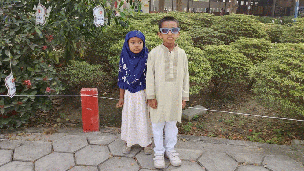 বাবা-মায়ের কোন ৩ কাজে অসন্তুষ্ট সন্তান