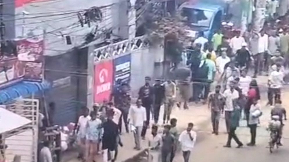 ঝুট নিয়ে বিএনপির দুগ্রুপে ধাওয়া-পাল্টা ধাওয়া, ককটেল বিস্ফোরণ