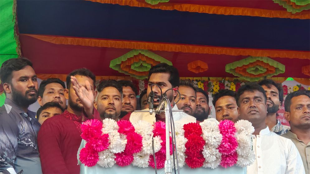 রাষ্ট্রীয় ক্ষমতা চলছে কিছু গোষ্ঠীর স্বার্থে: নূর