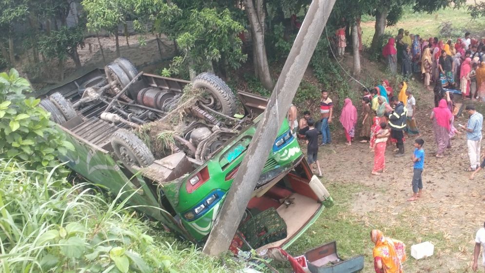 টাঙ্গাইলে বাস উলটে প্রাণ গেল ২ জনের