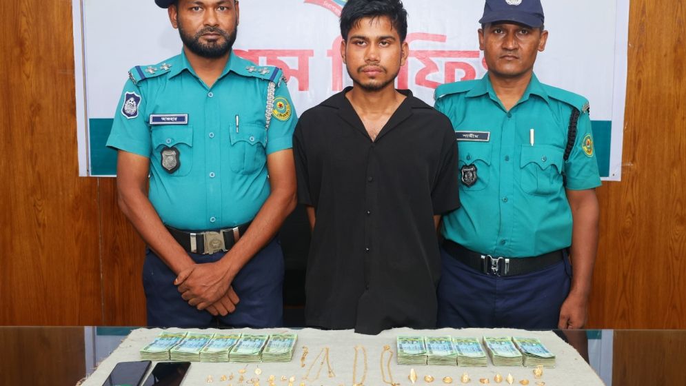 ফাঁদে ফেলে প্রেমিকার কাছ থেকে হাতিয়ে নিল ৩৩ লাখ টাকা