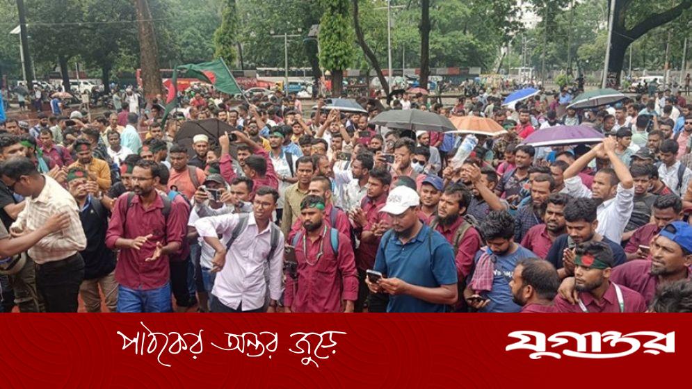 শহিদ মিনারে তৃতীয় দিনের মতো পল্লী বিদ্যুৎ কর্মচারীদের অবস্থান