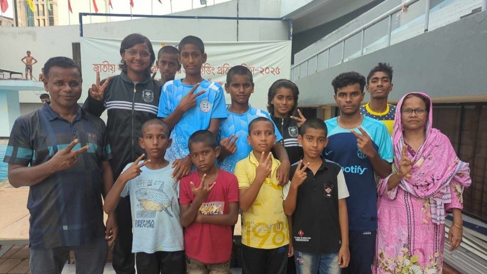 ‘মাগনায়’ সাঁতার শেখান বগুড়ার মাসুদ রানা