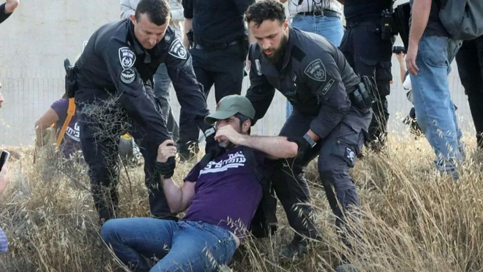 গাজায় ত্রাণবাহী ট্রাকের ভিড়ে হামলা, নিহতের সংখ্যা ৫৪ হাজার ছুঁইছুঁই