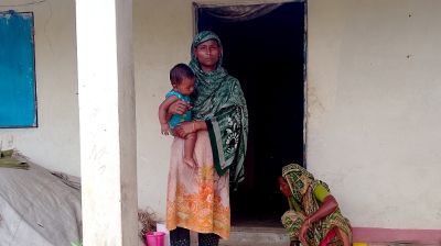 আশ্রয়ণের ঘরে তালা ঝুলিয়ে শিশুসহ ভিখারিনীকে তাড়াল প্রশাসন