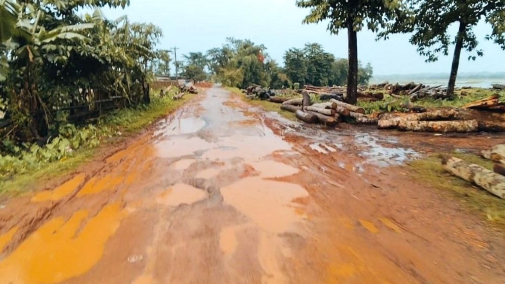 শাহবাজপুর-থানাবাজার সড়কে ঝুঁকি নিয়ে যান চলাচল, দুর্ভোগ চরমে