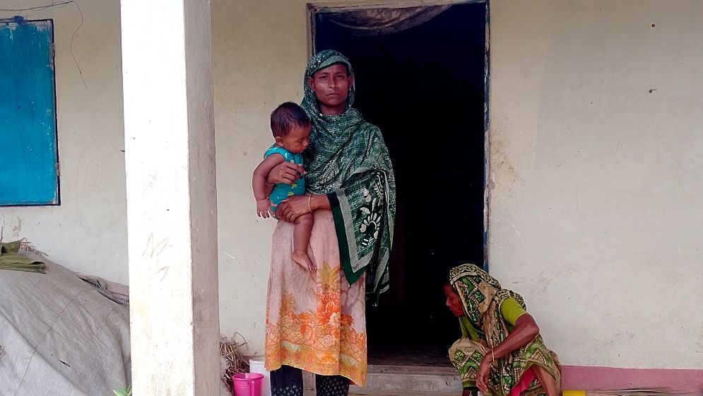 আশ্রয়ণের ঘরে তালা ঝুলিয়ে শিশুসহ ভিখারিনীকে তাড়াল প্রশাসন