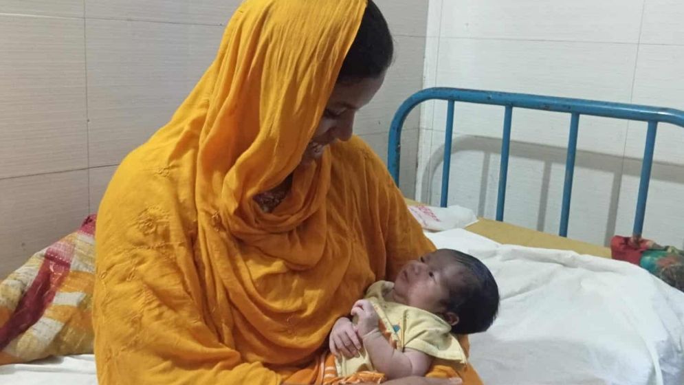 কুড়িয়ে পাওয়া সেই শিশুটি ফিরল মায়ের বুকে