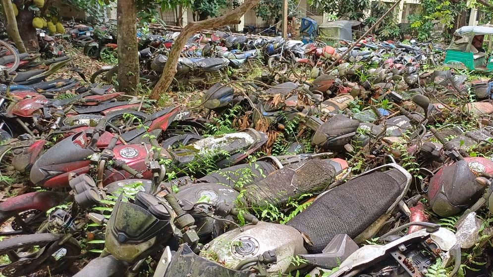 আইনি জটিলতায় পড়ে নষ্ট হচ্ছে জব্দ শত শত গাড়ি