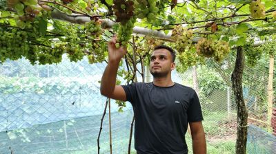 ম্যাজিক দেখাচ্ছেন কৃষি উদ্যোক্তা সুমন