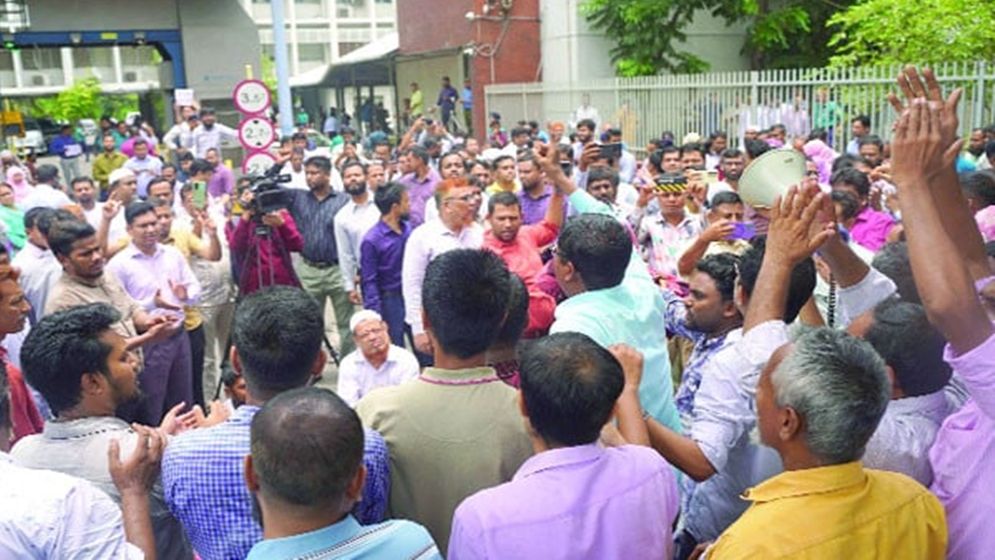 আন্দোলনের মধ্যেই চাকরিচ্যুতির অধ্যাদেশ জারি