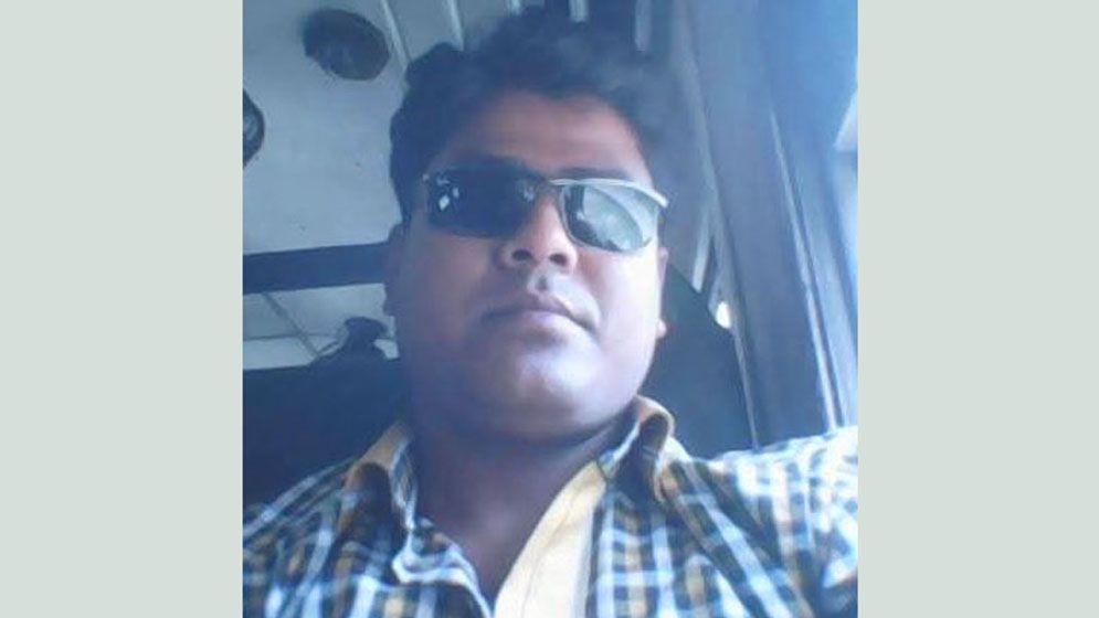 ছাত্রলীগ কর্মীর দোকানে ধারাল অস্ত্র-ককটেল