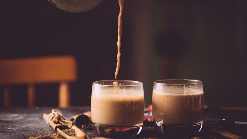 চায়ের সঙ্গে ধূমপান ডেকে আনে যেসব বিপদ