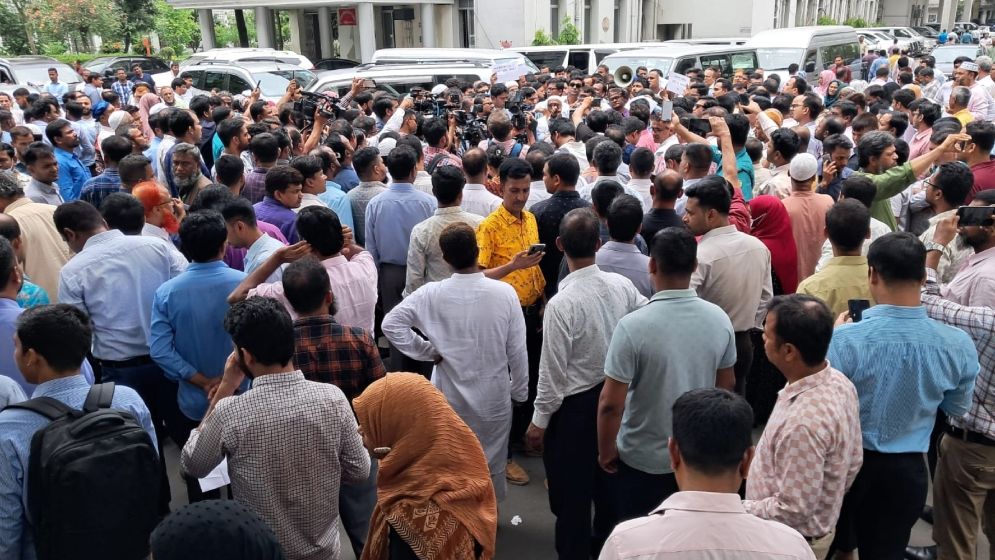 কী আছে সরকারি চাকরি অধ্যাদেশে, কেন এটি বাতিল চেয়ে সচিবালয়ে বিক্ষোভ