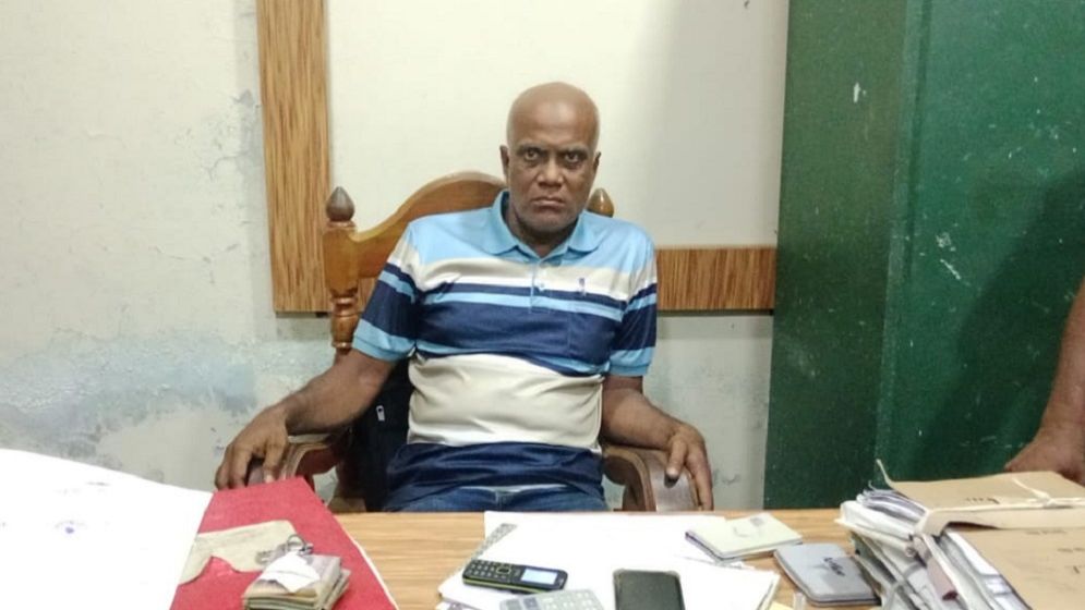 অবরুদ্ধ ইউপি সচিবকে সেনা সদস্যদের সহায়তায় উদ্ধার