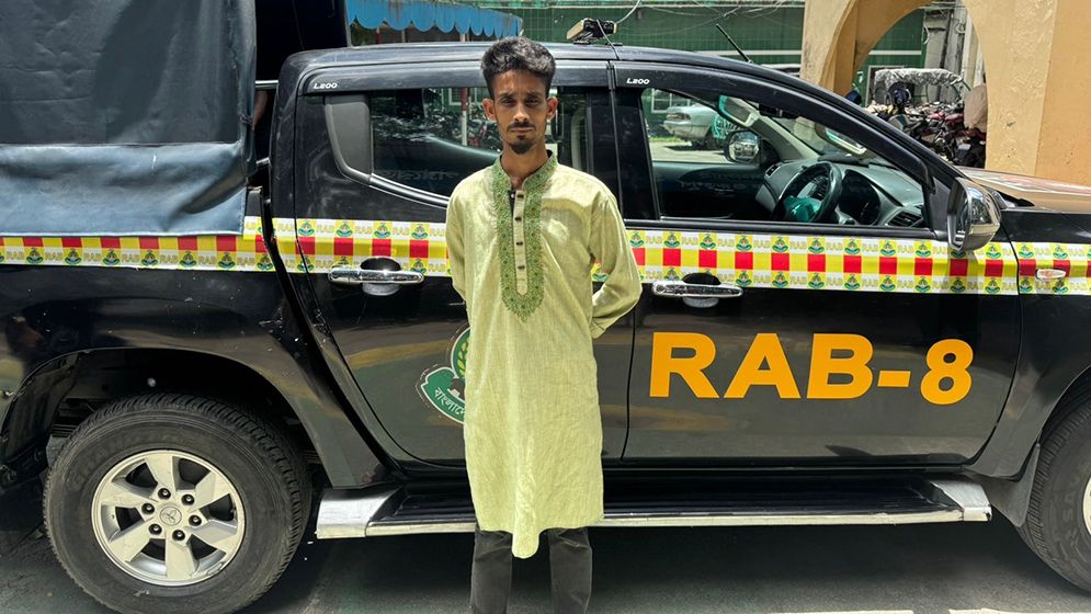 পুলিশের হাত থেকে ছিনিয়ে নেওয়া ছাত্রদল নেতা গ্রেফতার