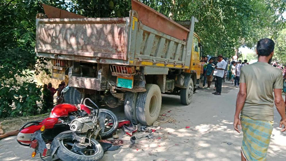 মোটরসাইকেলের বেপরোয়া গতি কেড়ে নিল স্কুলছাত্রের প্রাণ