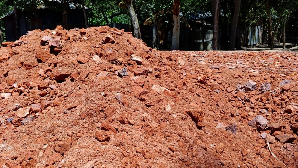 ভূঞাপুরে রাস্তা পাকাকরণে নিম্নমানের ইটের খোয়ার ব্যবহার