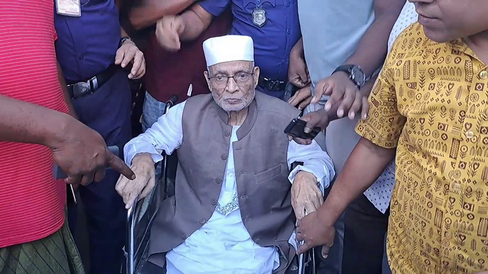 জমি বিক্রি করতে গিয়ে স্ত্রীসহ সাবেক ভূমিমন্ত্রী আটক