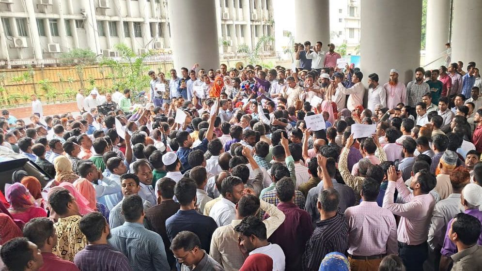 সরকারি কর্মচারীদের ওপর দণ্ডের খড়্গ