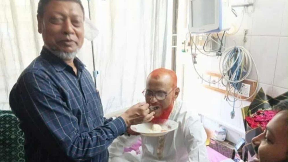 খালাসের রায়ের পর কারা হাসপাতালে এটিএম আজহারের মিষ্টিমুখ