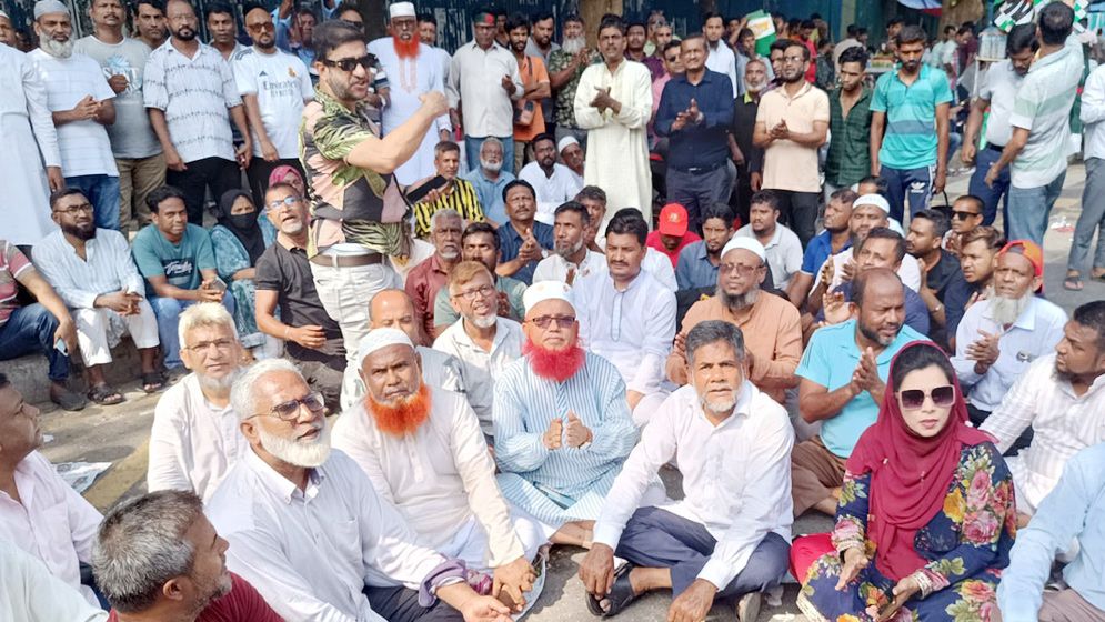 নগর ভবনের সামনের সড়ক আটকে ইশরাক সমর্থকদের বিক্ষোভ