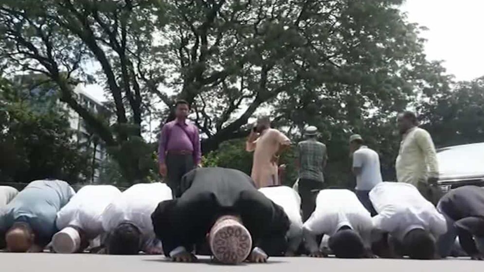 এটিএম আজহারের রায়ের পর জামায়াত কর্মীদের শোকরানা নামাজ আদায়