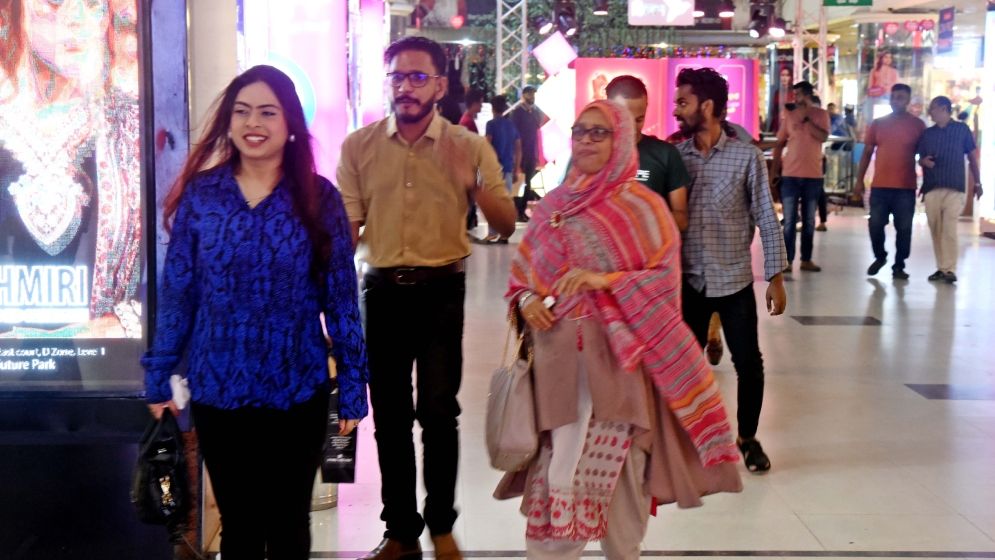 ‘ঈদ বাজারে’ যমুনা ফিউচার পার্কে স্বস্তি