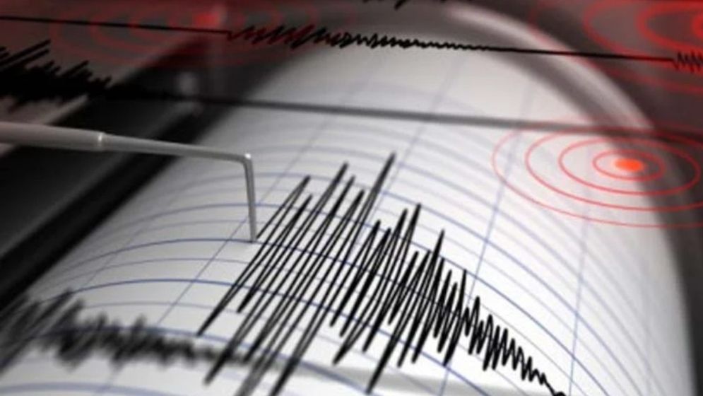 গভীর রাতে ভূমিকম্পে কেঁপে উঠল ঢাকা