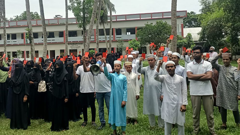 কুমিল্লায় মাদক ও স্মার্টফোনে আসক্তিকে লাল কার্ড