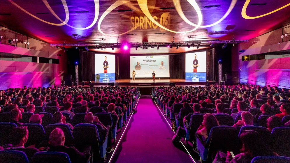 কৃত্রিম বুদ্ধিমত্তার নতুন যুগে গুগলের স্মার্ট ঝলক